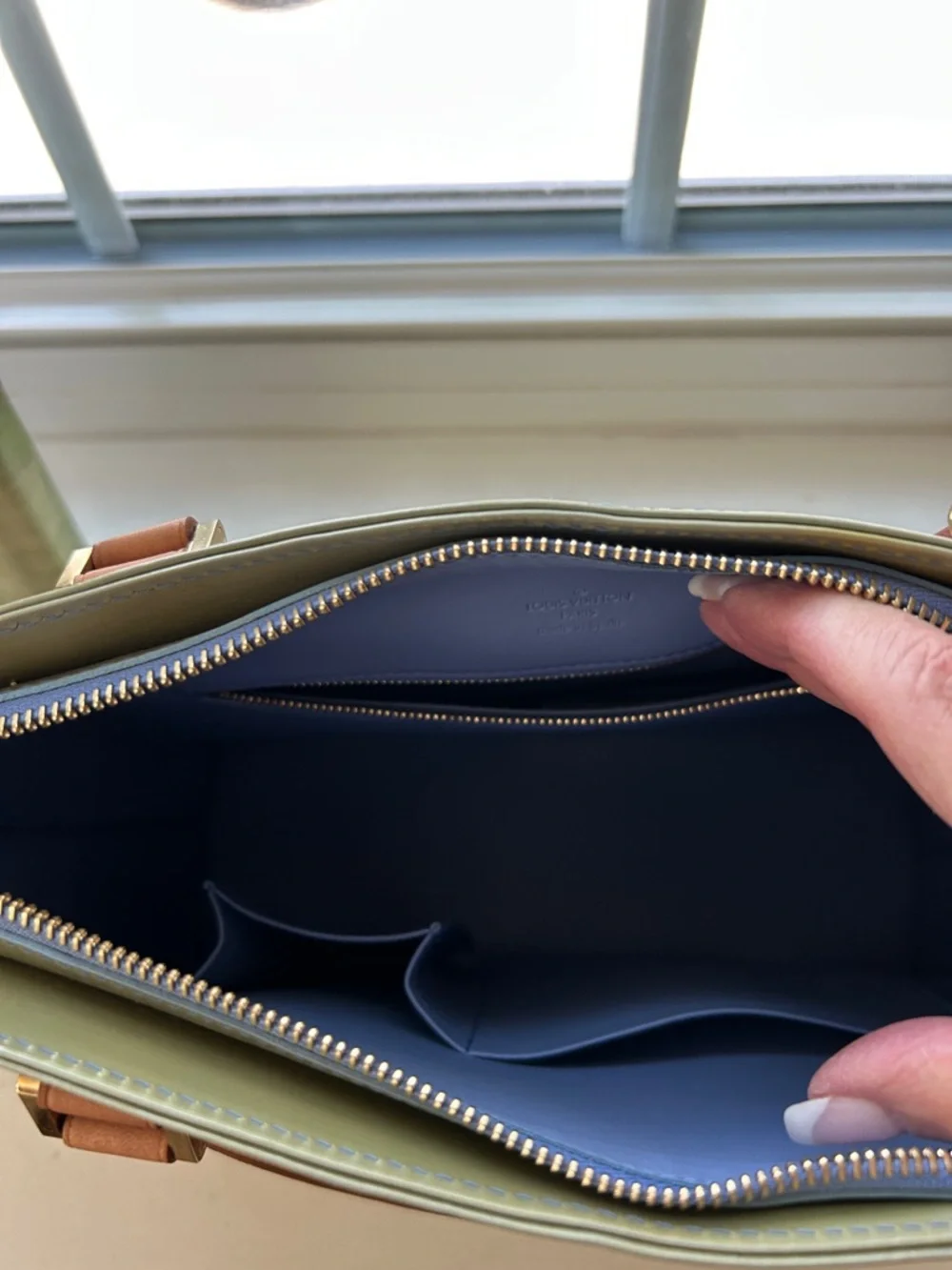 7007. ✨LUXURY✨Louis Vuitton Olive Vernis MonoTote w/ Tan Leather Handles. COA. - Picture 4 of 16